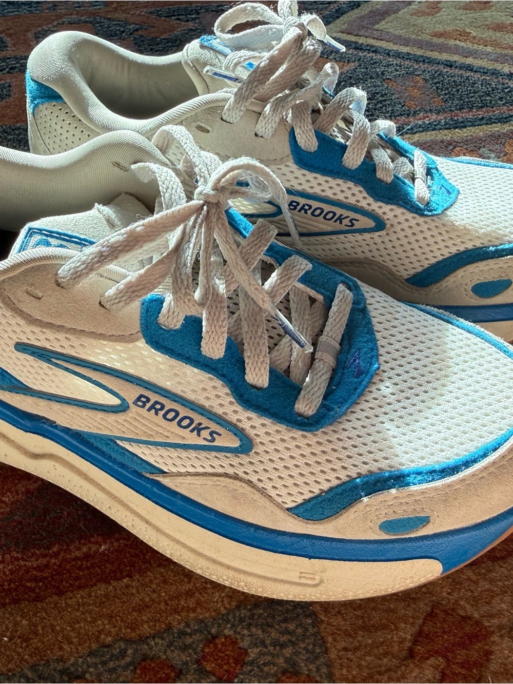 Brooks White and Blue Ghost Max SE - size 6